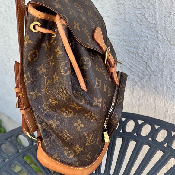 ❌SOLD❌Authentic Louis Vuitton monogram Montsouris MM backpack - Picture 5 of 16